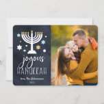 Starry Lights | Cartão com fotos de Hanukkah<br><div class="desc">O cartão com fotos Festivo Hanukkah mostra sua foto favorita alinhada à direita,  com "Hanukkah alegre" em letras brancas sobre um rico fundo azul marinho adornado com estrelas e uma menorah acesa. Personalize com seus nomes e o ano.</div>