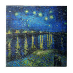 Starry Night Over the Rhone por Vincent Van Gogh<br><div class="desc">Starry Night Over the Rhone, por Vincent Van Gogh. Esta é uma antiga obra-prima do pintor mestre holandês Vincent Van Gogh. Esta pintura fina tem uma cor bela, vibrante e saturada. Vincent Van Gogh era um pintor impressionista holandês. Esta pintura foi pintada nas margens de Rhone, na França. Esta imagem...</div>