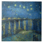 Starry Night Over the River Rhone (por van Gogh)<br><div class="desc">Esta design apresenta uma pintura do artista Poste-impressionista holandês Vincent van Gogh (1853-1890), que é amplamente reconhecido como uma das figuras mais influentes da história da arte ocidental. É uma pintura paisagística que mostra a cidade francesa de Arles à noite na margem do rio Rhône. A cena escolhida por van...</div>