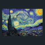 Starry Night por van Gogh Poster<br><div class="desc">Van Gogh era obcecado pelo simbolismo de objetos luminosos e de cor. A lâmpada era um símbolo de calma e segurança. A estrela simbolizou a fé, e a luz gasosa, as realidades humanas. O azul ultramarino profundo era infinito, enquanto o vermelho e o verde expressavam "essas coisas terríveis, as paixões...</div>