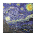 Starry Night por Vincent van Gogh<br><div class="desc">Starry Night, de Vincent van Gogh, é uma pintura de paisagem urbana de paisagens de apos impressionismo de arte com vista para o Santo Remy, França do asilo de van Gogh. O céu noturno está balançando com nuvens com uma lua crescente brilhante e estrelas brilhantes sobre a pequena vila. Starry...</div>