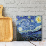 Starry Night Vincent van Gogh<br><div class="desc">Azulejo de cerâmica decorativa com Starry Night (1889),  uma pintura de óleo impressionista postada por Vincent van Gogh (1853-1890). Uma pintura representando a vista do lado de fora da janela do quarto de Van Gogh no sanatório em Santo-Remy-de-Provence,  sul da França.</div>