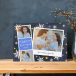 Starry Photobooth | Cartão de Colagem de Fotos Han<br><div class="desc">Cartão com fotos Chanucá bonito apresenta uma faixa de fotos com duas fotos e um painel de texto azul, além de um instantâneo inspirado por uma câmera instantânea com uma legenda manuscrita. Personalize com o ano e seu nome de família ou mensagem personalizada, em um fundo azul marinho pontilhado com...</div>
