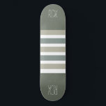 Stripes Painéis de skate de monograma personalizad<br><div class="desc">Altere o campo de texto para o que deseja. Você também pode alterar a fonte e seu tamanho e cor usando a função "Personalizar",  bem como adicionar mais campos de texto,  se desejar. Veja na minha loja mais itens com este design e opções de cores.</div>