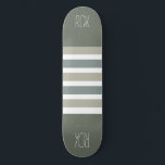Stripes Painéis de skate de monograma personalizad<br><div class="desc">Altere o campo de texto para o que deseja. Você também pode alterar a fonte e seu tamanho e cor usando a função "Personalizar", bem como adicionar mais campos de texto, se desejar. Veja na minha loja mais itens com este design e opções de cores.</div>