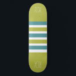 Stripes Painéis de skate de monograma personalizad<br><div class="desc">Altere o campo de texto para o que deseja. Você também pode alterar a fonte e seu tamanho e cor usando a função "Personalizar",  bem como adicionar mais campos de texto,  se desejar. Veja na minha loja mais itens com este design e opções de cores.</div>