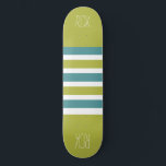 Stripes Painéis de skate de monograma personalizad<br><div class="desc">Altere o campo de texto para o que deseja. Você também pode alterar a fonte e seu tamanho e cor usando a função "Personalizar",  bem como adicionar mais campos de texto,  se desejar. Veja na minha loja mais itens com este design e opções de cores.</div>