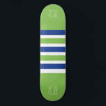 Stripes Painéis de skate de monograma personalizad<br><div class="desc">Altere o campo de texto para o que deseja. Você também pode alterar a fonte e seu tamanho e cor usando a função "Personalizar",  bem como adicionar mais campos de texto,  se desejar. Veja na minha loja mais itens com este design e opções de cores.</div>
