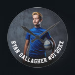 Sua Foto Esportiva | Relógio redondo personalizado<br><div class="desc">Cronograma personalizado com sua foto esportiva com nome personalizado, número do jogador e nome do time, escola, cidade, ano ou mensagem em tipografia colegial em negrito. Adequado para qualquer foto, cor, todas as idades, qualquer esporte. Teste-o para ver como está! Para fazer mais edições, digite a ferramenta design, se necessário....</div>