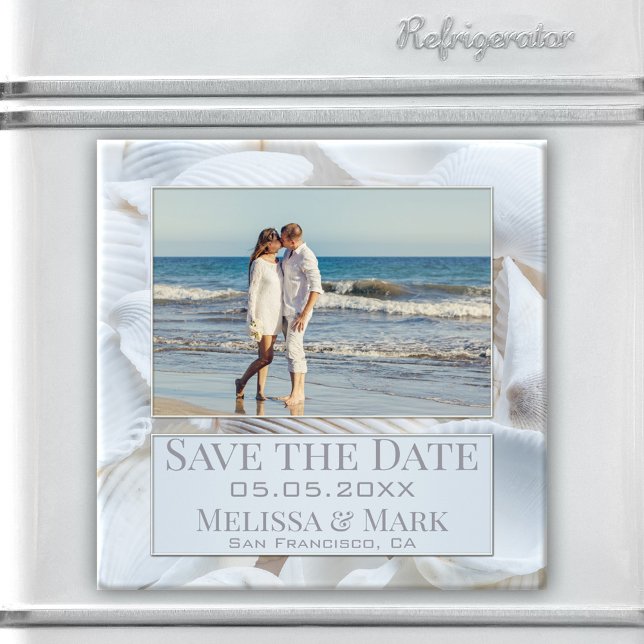Sua Imã salve a data de conchas brancas fotográfic (Elegant Save the Date magnet featuring your own photo framed by a modern design with white seashells)