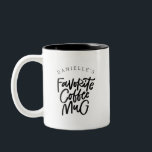 Sua Xícara de café favorita<br><div class="desc">Nunca há canecas de café suficientes,  mas sempre há um favorito! A frente da caneca tem espaço para um nome acima da letra da mão "caneca de café favorita". O verso ou verso da caneca tem uma pequena ilustração com espaço para uma primeira caneca.</div>