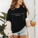 Subestime-me do amor próprio moderno e engraçado<br><div class="desc">Subestime a camiseta moderna e engraçada das mulheres com amor próprio apresenta o texto divertido "Subestime-me que será divertido" em moderno roteiro escrito em branco. Criado pelo Evco Studio www.zazzle.com/store/evcostudio</div>