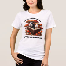 Suínos Engraçados Lendo Sob Cogumelos Vermelhos