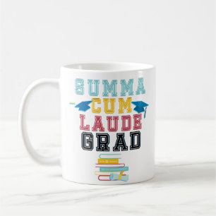 Summa orgulhoso com a caneca de café da faculdade