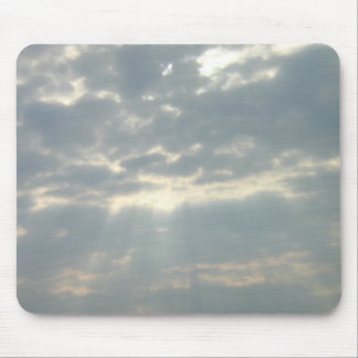 Sun que brilha através das nuvens Mousepad