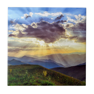 Sun Rays Mountain Range Colinas verdes
