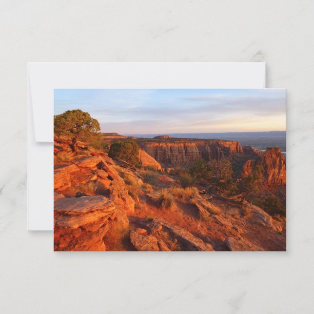 Sunrise no Grand View Trail em CO Monument (Frente)