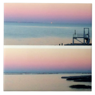 Sunset cor-de-rosa sobre água e foto quebrada do p