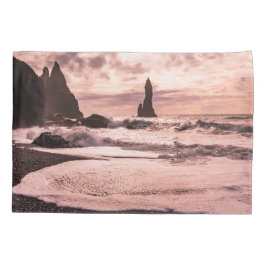 Sunset na praia de areia negra de Reynisfjara, Isl