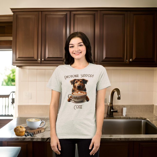 Suporte Emocional Café Engraçado Saúde Mental (Emotional Support Coffee in Mocha T-Shirt, Personalize Name on Coffee, Cute Dog Holding Coffee mug)