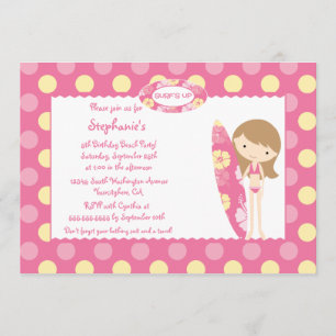 Surf cor-de-rosa acima do convite de aniversário