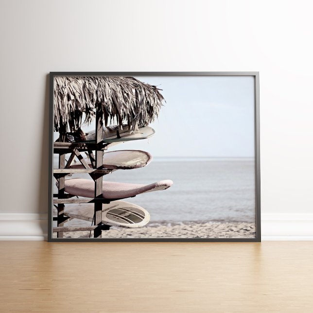 Surfboards no Impressão de Poster de praia (Surfboards on Tropical Beach Poster Print in a black frame.)