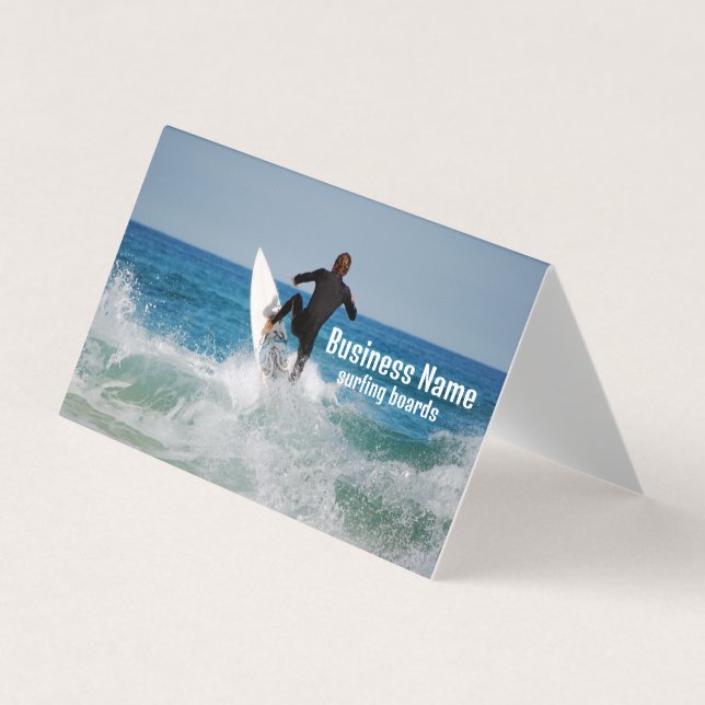 Surfer no mar. Cartão de visita personalizável (Frente)
