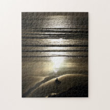 Surfista do por do sol no quebra-cabeça de serra