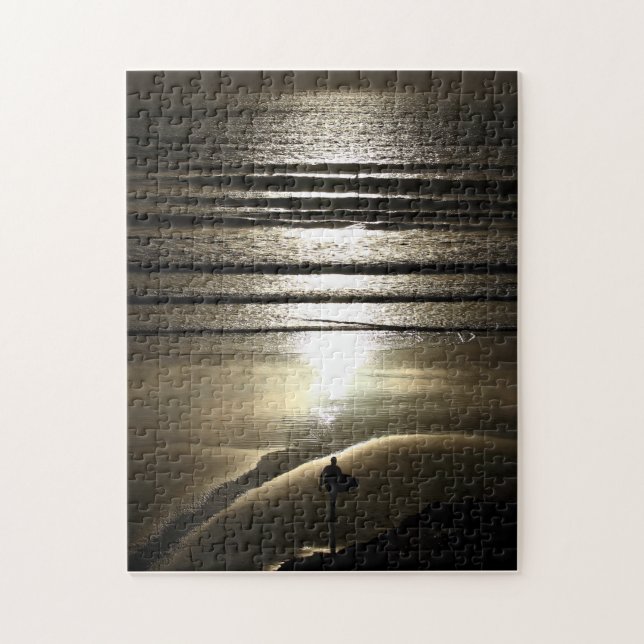 Surfista do por do sol no quebra-cabeça de serra (Vertical)