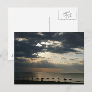 Surgimento do sol sobre praia em cartão postal de