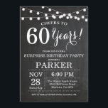 Surpreenda o 60th quadro do convite do aniversário<br><div class="desc">Surpreenda o 60th fundo do quadro do convite do aniversário com luzes da corda. Preto e branco. 13o 15o 16o 18o 20o 2ø 30o 40th 50th 60th 90 100th do 80 do 70, alguma idade. Aniversário adulto. Festa de aniversário do homem da mulher ou do homem. Para uma personalização mais...</div>