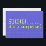 Surpresa 60º Convite de Aniversário Shhh<br><div class="desc">Eu desenhei este convite de aniversário surpresa há mais de oito anos. Continua a ser um dos meus maiores vendedores. A modelo para este diz "sessenta" mas você pode mudar isso com o resto do convite. Uma das coisas mais agradáveis é como este convite é perfeito para homens e mulheres....</div>