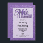 Surpresas de Aniversário com Glitter Roxo<br><div class="desc">"Shhh... é uma surpresa" em simulação de brilho roxo em um fundo brilhante roxo impresso, os convidados adorarão estes convites! HÁ MUITAS CORES DISPONÍVEIS! Perfeito para qualquer Partido Surpresa, apenas mude o texto. Texto, fontes, cores, tamanhos podem ser modificados, basta clicar no botão PERSONALIZAR. VEJA mais cores em nossa loja....</div>