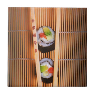 Sushi e chopsticks de madeira