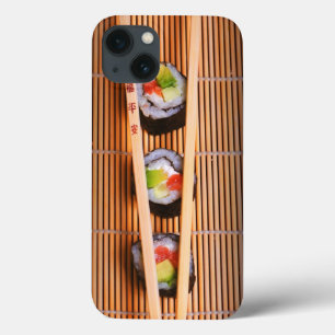Sushi e chopsticks de madeira