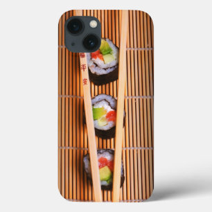Sushi e chopsticks de madeira