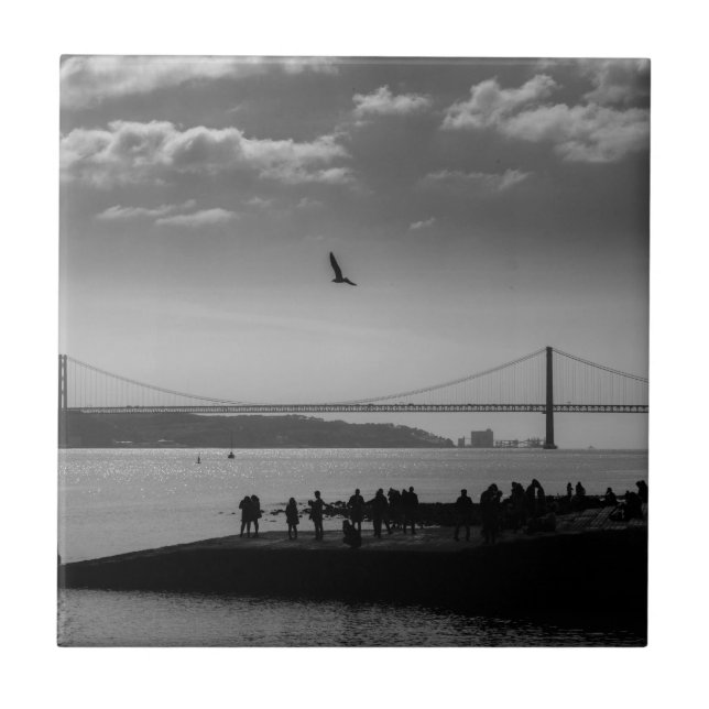 Suspension Bridge in Lisbon Black and White Photo (Frente)