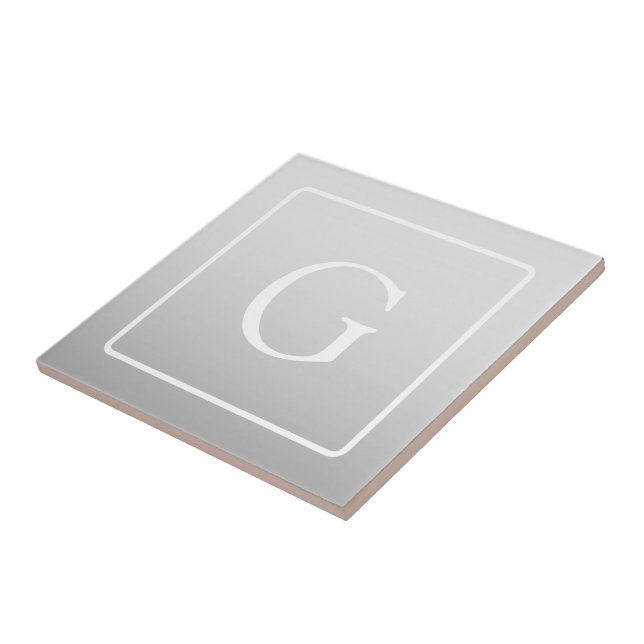 Sutil gradiente de cinza claro no sobrenome monogr (Lateral)