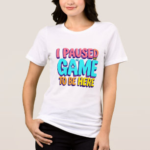 T-Shirt Engraçado - "Parei Meu Jogo Para Ser Ela