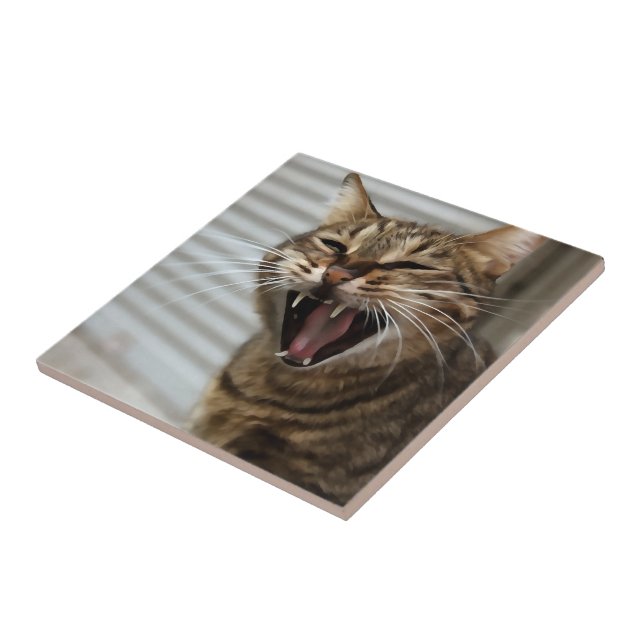 Tabby Cat Yawning Retrato Artístico (Lateral)