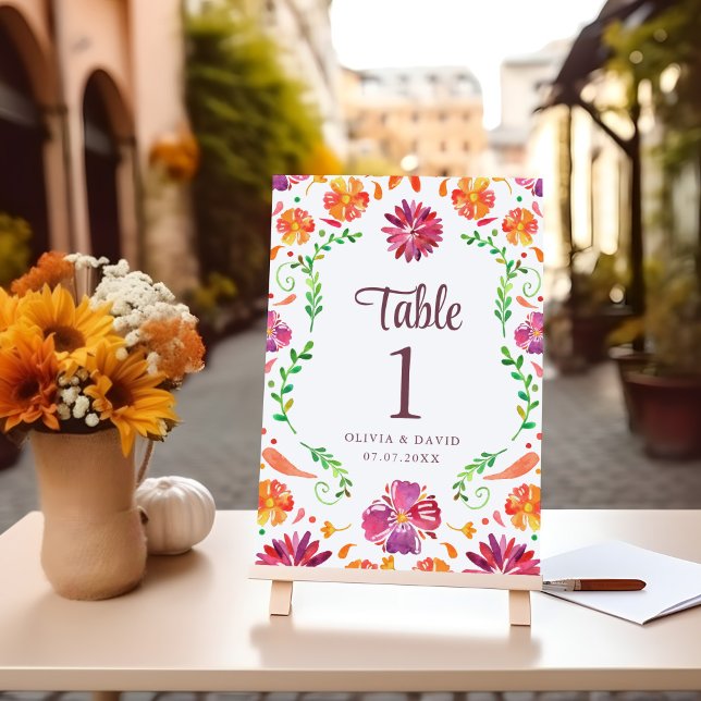 Tabelas de Casamento Floral de Fiesta, White Mexic (White Mexican Floral Fiesta Wedding Table Number on a table with flowers.)