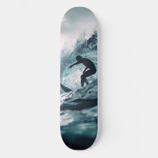 Tabla de Skate Surfista en la Playa en Acción