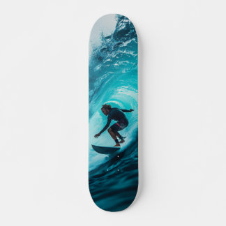 Tabla de Skate Surfista Montado en una Ola Marina