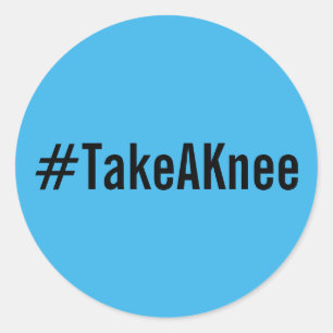 #TakeAKnee, texto preto em adesivos azuis brilhant