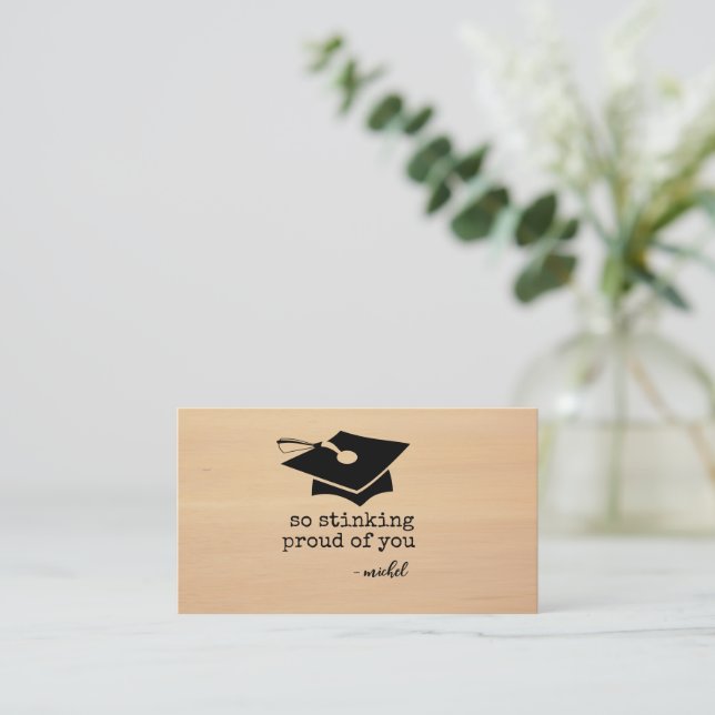 Tão orgulhoso de seu cartão de graduação engraçado (Em pé/Frente)