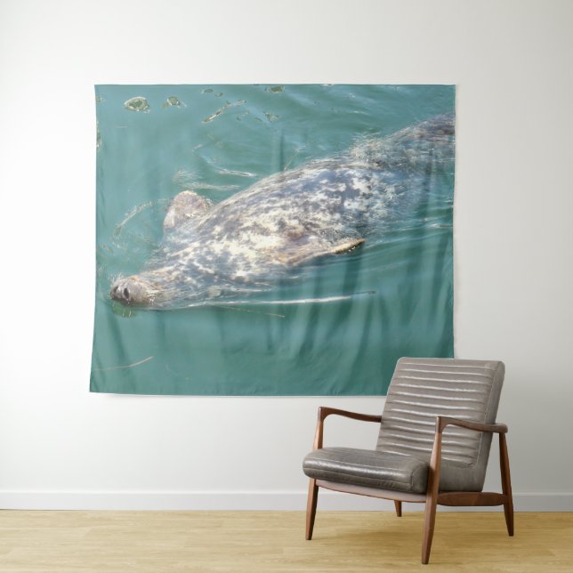 Tapeçaria engraçada de foca fofa flutuando de cost (In Situ (Horizontal))