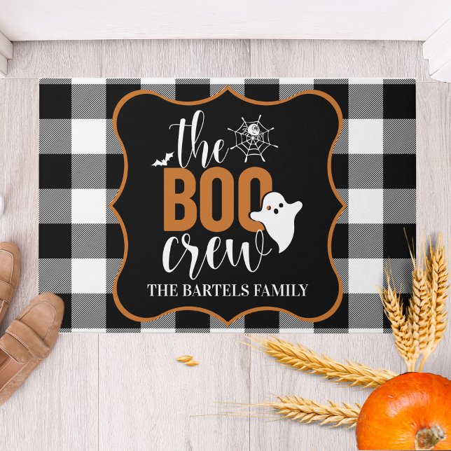 Tapete A tripulação negra e laranja, Dia das Bruxas (The Boo Crew Black and Orange Custom Halloween Doormat - Just add your name or special text!)