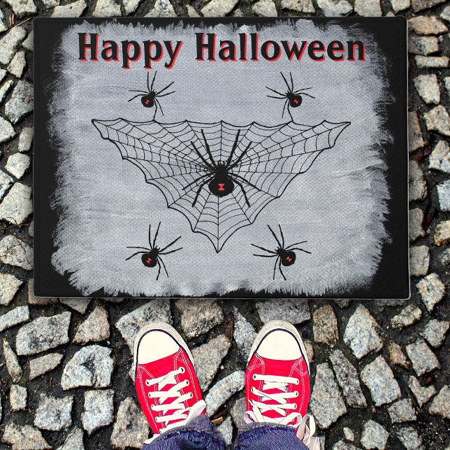 Tapete Aranhas de Viúva Negra do Halloween em Branco Russ (Crawling black widow spiders triangular web on black and white Happy Halloween door mat.)