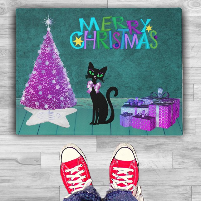 Tapete Árvore de Natal Rosa Preto Gato Presentes Envolvio (Pink Tree with black cat pile of wrapped gifts in Teal coloured room on Merry Christmas door mat.)