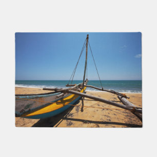 Tapete Barco de pesca amarrado na praia